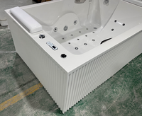 Baignoire de luxe autoportante avec massage par jets et chauffage à température constante pour salle de bain d'hôtel