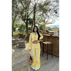 Ensemble décontracté jaune à carreaux avec col à capuche en tissu tricoté brodé pour l'été et l'automne – Un ensemble comprenant un haut, un short et un pantalon à nœud - Product Image 3