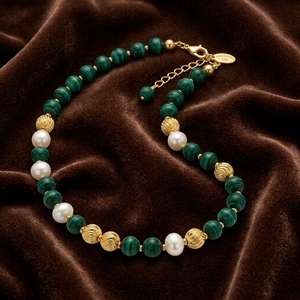Collier élégant pour femme en perles synthétiques imitation malachite, perles sculptées en alliage et chaîne d'extension, vente en gros - Product Image 3