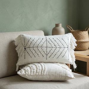 Housse de coussin rectangulaire décorative de style bohème blanche de qualité supérieure avec motif géométrique noir brodé et bords à franges - Product Image 4
