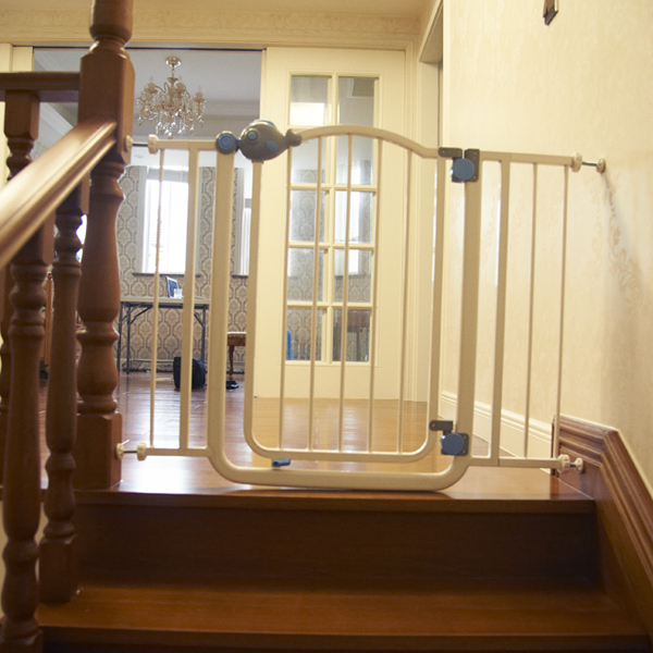 Высококачественные недорогие металлические выдвижные лестничные ворота для безопасности детей на продажу