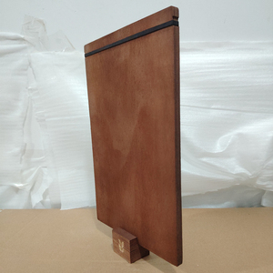 Présentoir en contreplaqué pour menu en bois avec élastiques, planche à découper sur pied - Product Image 2