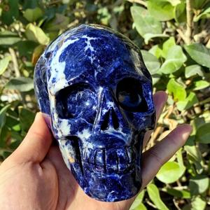 Venta al por mayor Crystalhola: Estatuas de calaveras talladas en piedra natural de alta calidad con vetas azules, estilo bohemio, artesanía para el hogar, 5 cm, ligeras. - Product Image 1
