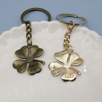 Porte-clés porte-bonheur à quatre feuilles gravé, en alliage de zinc, talisman pour la Saint-Patrick, cadeau pour hôtesse