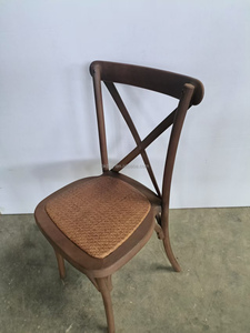 Chaise empilable en plastique imitation bois à dossier croisé pour événements, mariages et locations hôtelières - Product Image 2