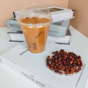 Vaso de Plástico Desechable para Llevar Jugo con Tapa - Product Image 1