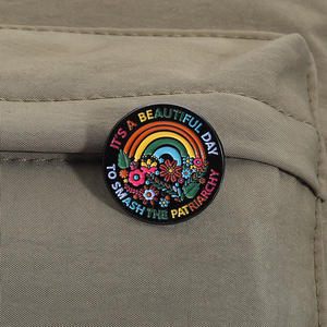 Broche <span class=keywords><strong>ronde</strong></span> de lettre de phrase anglaise créative fleurs arc-en-ciel <span class=keywords><strong>c</strong></span>'<span class=keywords><strong>est</strong></span> une <span class=keywords><strong>belle</strong></span> journée pour écraser l'épinglette en émail du patriarcat - Product Image 3