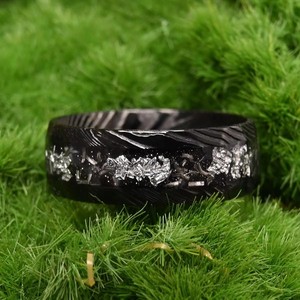 Nouvelle conception Bague en acier Damas martelé <span class=keywords><strong>noir</strong></span> 8MM avec incrustation de feuille d'argent galaxie et météorite pour Hommes Femmes, Bague de mariage, de fête ou de promesse - Product Image 2