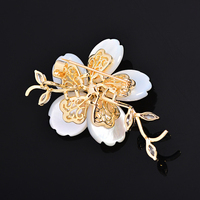 Broche Fleur de Coquillage en Perle d'Eau Douce Tendance pour l'Élégance Féminine, Fleur de Poitrine, Accessoire de Vêtement pour Costume, Broche en Cuivre et Zircon