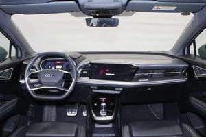 Audi Q4 <span class=keywords><strong>E</strong></span>-tron 40 SUV Elettrico Usato 2024, Versione Premium <span class=keywords><strong>a</strong></span> Lunga Autonomia, Pronto per l'Esportazione, Grigio su Nero - Product Image 5