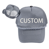 Gorra Trucker Personalizada con Botón Metálico Superior, Logotipo Bordado en Relieve, Visera Curva, Ribete de Cuerda Gruesa para Hombre