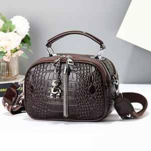 Sac bandoulière souple à motif crocodile An Ru Shi, petit sac à bandoulière pour usage quotidien, couleur marron avec breloque ours - Product Image 1
