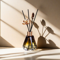 Diffuseur à roseaux de luxe dégradé ambre 60ml bouteilles vides avec bâtons ensemble de diffuseur de parfum en verre avec couvercles pour la maison