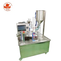 Machine de remplissage et de scellage automatique de gobelets en plastique pour sauces, jus et yaourts, fournie par l'usine