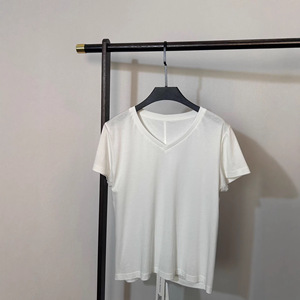 เสื้อยืดแขนสั้นสีขาว TS-020สำหรับผู้หญิงเสื้อถักคอวีทรงหลวมลำลองสีทึบ - Product Image 1