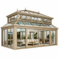 Solarium architectural à double étage en verre, avec plafond haut et structure lourde en acier et aluminium