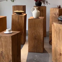 Table basse carrée en bois massif avec tabouret d'angle bas et base en bois sculpté décoratif et ornements en pile