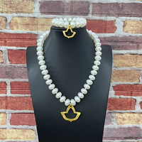 Bracelet-collier en perles plaqué or avec breloque en forme de lettre grecque « Alpha » et motif de lierre, idéal pour les sœurs de sororité et les soirées