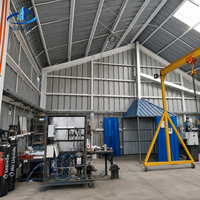 Bâtiment d'usine à structure métallique avec lignes de production et zones d'équipement