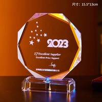 Trophée en cristal personnalisé 2026 avec base lumineuse multicolore et forme irrégulière, motif de personnage de film ou de série télévisée gravé