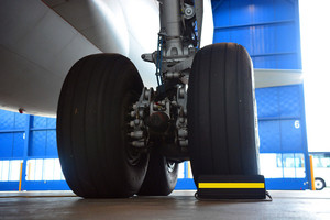 Butée de roue en caoutchouc pour aviation 455*165(15)*150mm avec corde - Product Image 5