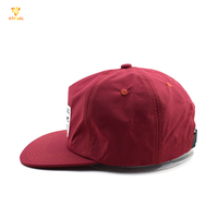 Casquette Snapback 5 panneaux non structurée en nylon bordeaux, avec logo tissé personnalisé de haute qualité, motif léopard et argyle, en tissu Oxford éponge
