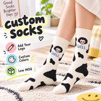 Chaussettes personnalisées à motif vache, base blanc crème avec taches noires, art de fille de dessin animé, logo personnalisé, marque privée, service OEM ODM