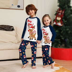 2026 Heren Slaapkledij Hot Sale Familie Matchende Kerstpyjama <span class=keywords><strong>Sets</strong></span> Rendier Fijne Kerst Geprint Dames Pyjama Set Met Hond - Product Image 3
