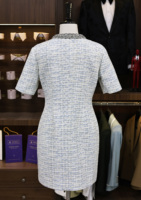 Robe mi-longue en tweed de luxe pour femmes |   Tissu en laine tissée bleu clair et blanc, col en boucle cristalline |   MTM OEM disponible