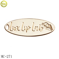 Étiquettes personnalisées ovales en métal moulé sous pression avec logo en relief, accessoires de vêtements, plaque d'étiquetage en alliage métallique pour la décoration des jeans