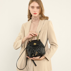 Mini <span class=keywords><strong>sac</strong></span> à <span class=keywords><strong>dos</strong></span> matelassé en cuir véritable pour femmes <span class=keywords><strong>Chic</strong></span> Black Small Crossbody Shoulder Bag Purse for Daily Use Dating Shopping - Product Image 3