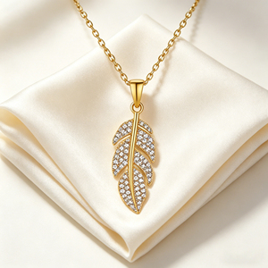 Collier Pendentif Plume en Laiton Plaqué Or 18K avec Zirconiums AAA, Vente en Gros Hengdian - Product Image 5