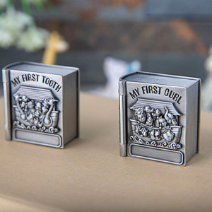 Estuches para primeros dientes de bebé Cajas de almacenamiento para primeros rizos Organizadores de recuerdos de metal Cofre del Tesoro plateado/Diseño de libros - Product Image 5
