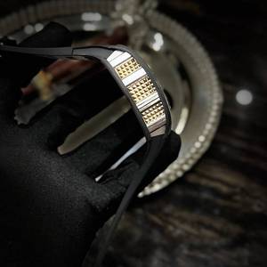 El reloj de pulsera de estilo rock más lujoso con tourbillon de oro RM 66 "Devil's Horn" de fibra de carbono, edición limitada. - Product Image 2