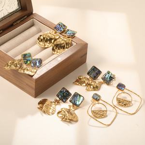 Bijoux de mode en gros, boucles d'oreilles pendantes en acier inoxydable à géométrie irrégulière en forme de feuille, plaquées or 18 carats, avec coquille d'ormeau pour femmes - Product Image 1