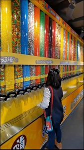 ท่ออะคริลิคแบบกำหนดเองสำหรับร้านขายขนม ตู้โชว์ผนังสีรุ้งพร้อมตัวจ่ายแบบแรงโน้มถ่วงและถังเก็บ - Product Image 4