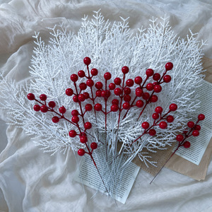Branches de pin artificielles blanches avec baies rouges 30cm-100cm, lot multi-pièces, décoration de Noël - Product Image 1