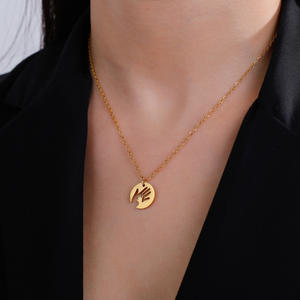 Collana con ciondolo rotondo in acciaio inossidabile placcato oro alla moda <span class=keywords><strong>gioielli</strong></span> girocollo per la mamma del bambino amore materno stretta di mano Design - Product Image 2