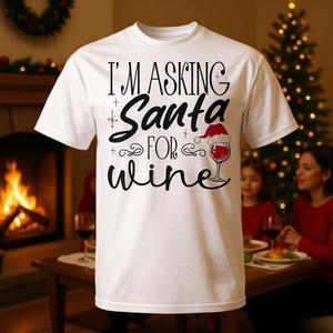 Camiseta navideña con la frase 'Estoy pidiendo vino a Papá Noel', camiseta familiar para beber en las fiestas - Product Image 3
