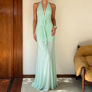 Vestido de noche estilo sirena verde con cuello halter, espalda descubierta y volantes fruncidos, ideal para vacaciones en la playa. - Product Image 2