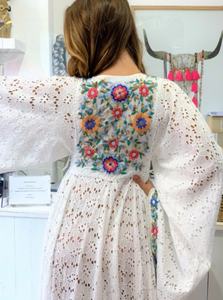 Robe longue bohème en coton 100% écologique, avec corsage orné d'appliques féminines énergiques, en dentelle et broderie florale. - Product Image 4