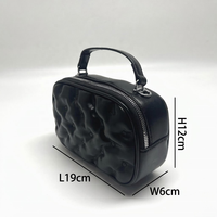 Sac bandoulière matelassé en PU noir de luxe 3D effet popcorn avec fermeture éclair, personnalisable avec logo, portable, multifonctionnel, pochette cadeau pour produits de soin