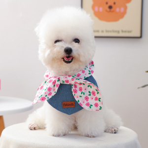 Baberos para mascotas, tanto para gatos como para perros, incluyendo baberos triangulares, baberos con lazo floral y accesorios para mascotas con temática vaquera. - Product Image 1