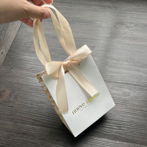 ถุงของขวัญสีขาวหรูหราพร้อมลายปั๊มฟอยล์ทองและพิมพ์ลายรอบด้าน - ถุงบรรจุภัณฑ์บูติก ถุงใส่ของขวัญ - Product Image 2