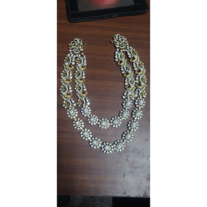 Este collar de novia Kundan largo y lujoso con diseño de pavo real, con diamantes planos y detalles intrincados, es un conjunto de joyería exquisito. - Product Image 1