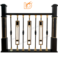Balustrade d'escalier en alliage d'aluminium décorée, de luxe, contemporaine, noire et dorée, de haute qualité, pour intérieur, avec poteaux métalliques