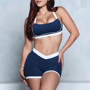 Ensemble <span class=keywords><strong>de</strong></span> <span class=keywords><strong>sport</strong></span> personnalisé avec logo : Legging court <span class=keywords><strong>de</strong></span> yoga froncé aux fesses en V contrastant et soutien-gorge – Tenue d'entraînement pour femme - Product Image 1