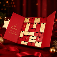Caja de Calendario de Adviento Roja de Lujo para las Fiestas con 24 Cajones, Detalles en Relieve con Lámina Dorada, Recubrimiento UV y Cierre Magnético