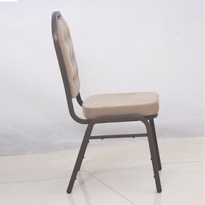 Silla de hotel con estructura metálica, tapicería beige, diseño contemporáneo y duradero para uso en banquetes, bodas y restaurantes. - Product Image 2