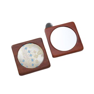 Miroir de maquillage portable mini Song brocart en bois massif, un petit miroir délicat pour les filles à emporter avec eux pour les retouches. - Product Image 5